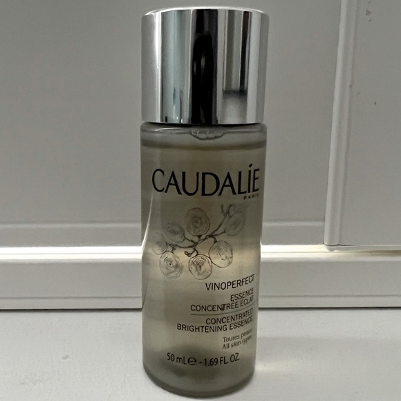 Brand new unopened Caudalie Vinoperfect Concentrated Brightening Essence - Picture 1 of 3